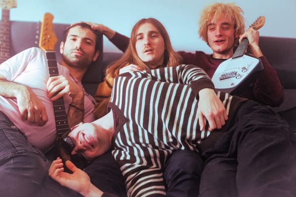 Lovvbömbing! - Piss! Peas! Peace!